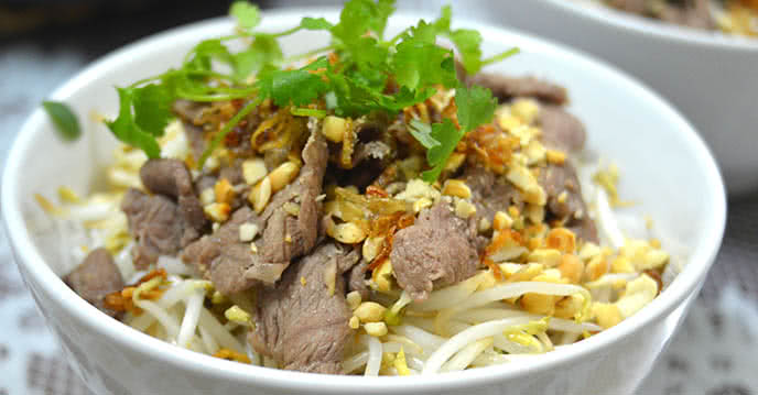 Bún bò Nam Bộ hấp dẫn với thịt bò mềm và rau tươi