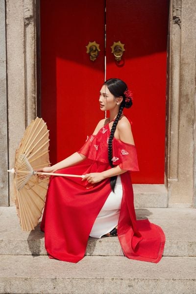 Tóc tết một bên tạo nét duyên dáng khi mặc áo dài