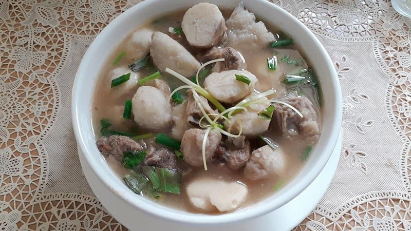 Canh khoai sọ nấu xương nóng hổi