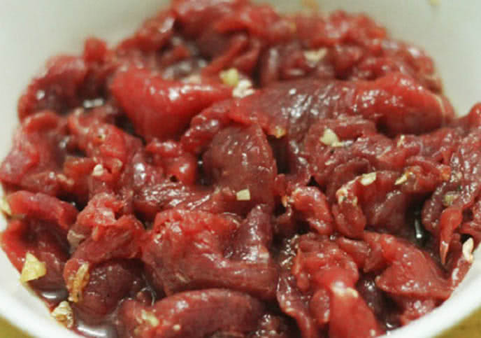 Sơ chế thịt bò và rau cho món bún bò Nam Bộ