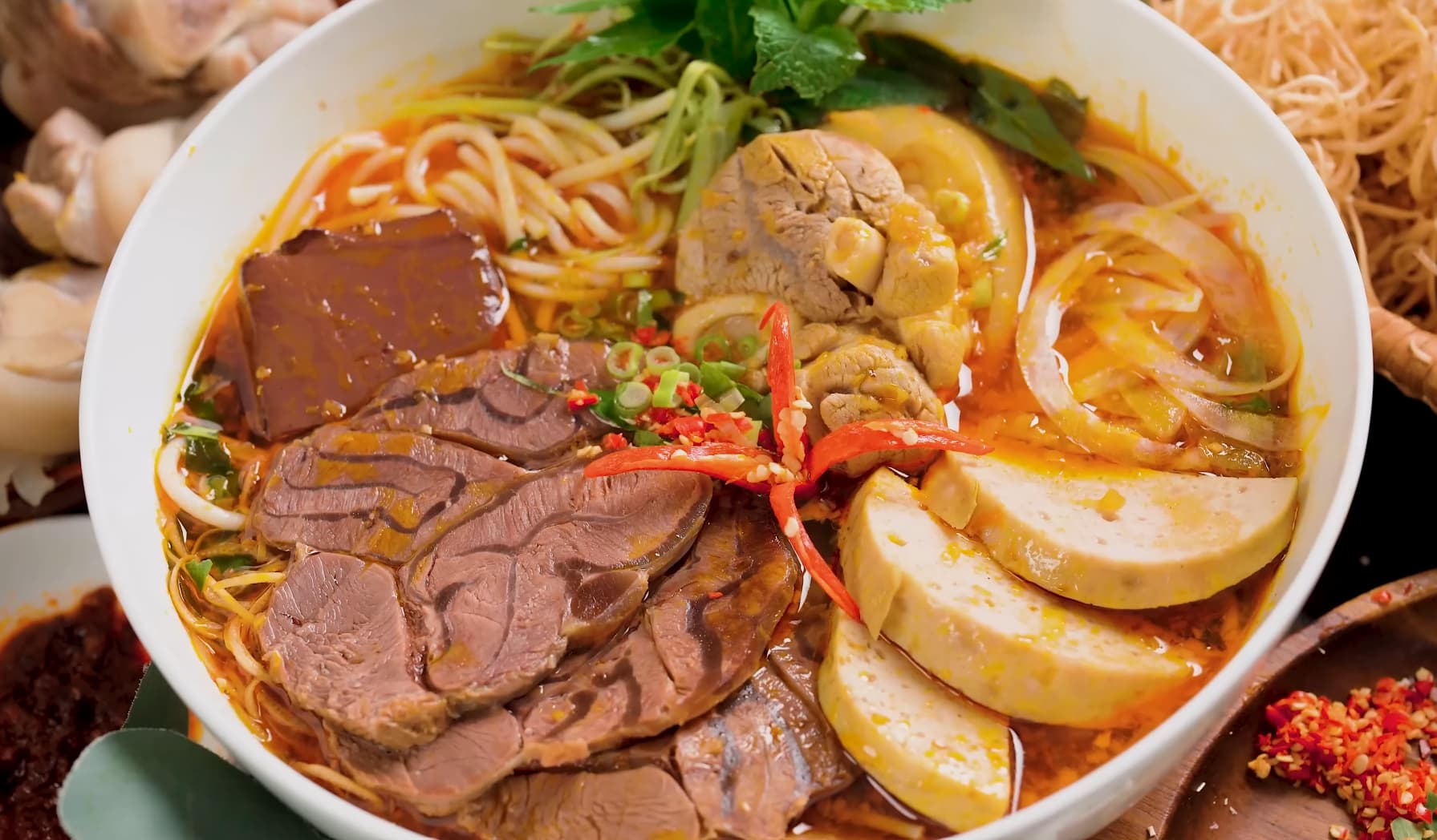 Bí quyết nêm nếm trong cách nấu bún bò huế ngon như quán