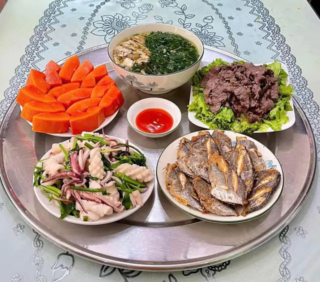 Các món ăn ngon trong mâm cơm gia đình làm từ nguyên liệu đơn giản