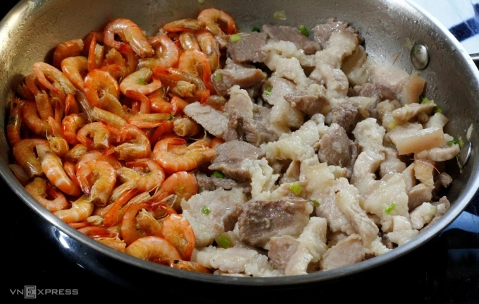 Tôm và thịt ba chỉ chuẩn bị làm nhân bánh xèo