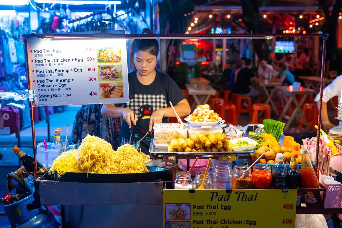 Ẩm thực đường phố Bangkok với quầy hàng đêm