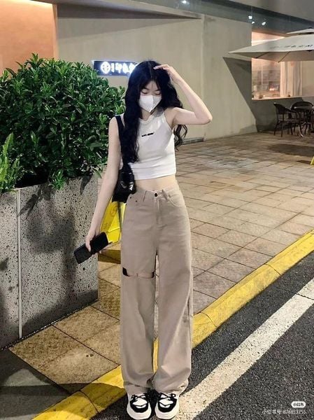 Áo croptop kín + quần cạp cao + mini bag