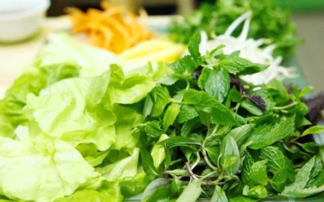 Rau sống và rau thơm ăn kèm phở bò tươi xanh