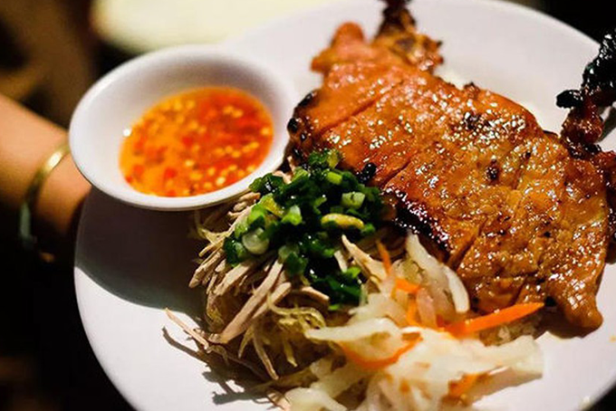 Cơm tấm Mỹ Tho thường được phục vụ với sườn, bì, chả và nước mắm pha vừa miệng