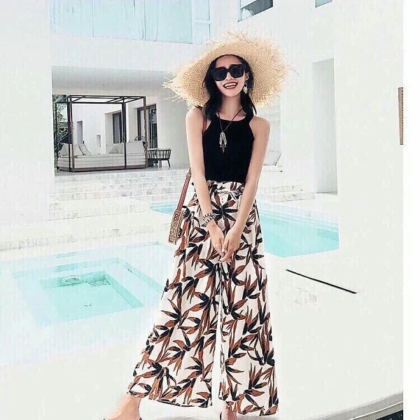 Quần ống rộng hoa văn phối áo trễ vai