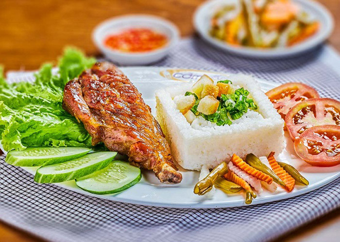 Cơm tấm Sài Gòn là món ăn dân dã nhưng có cá tính rất rõ