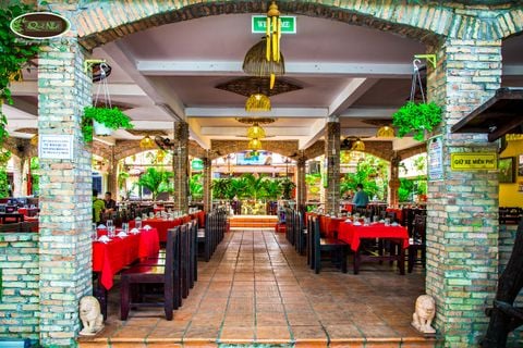 Lạc lối trong không gian ẩm thực sân vườn với thiết kế mộc mạc