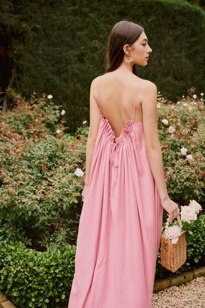 Khoe đường cong lưng trần trước biển