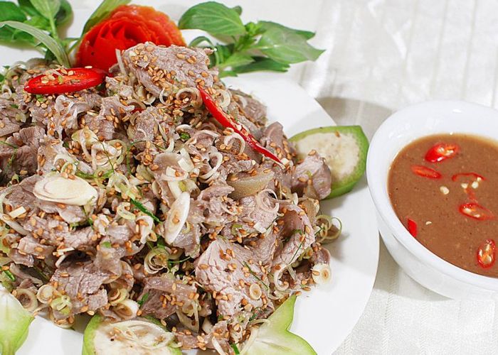 Salad bò tái chanh cân bằng cho bữa cơm gia đình