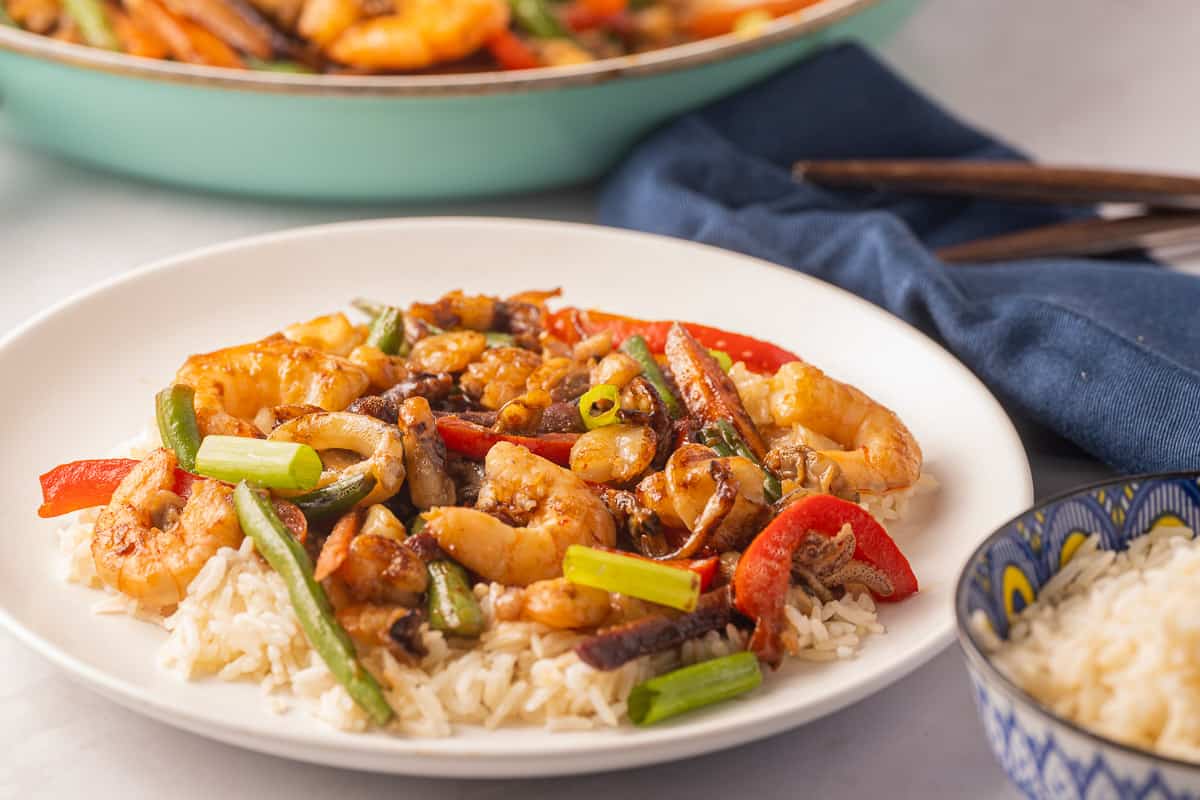 Món hải sản xào rau thơm màu sắc hấp dẫn, giữ trọn vẹn độ tươi ngon của nguyên liệu