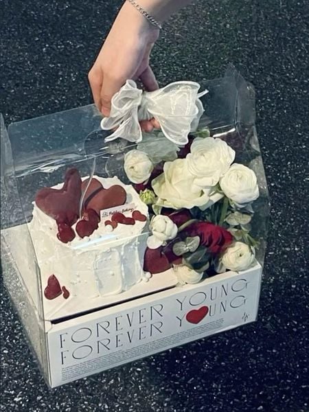 Quà 20/10 cho vợ với hoa và bánh kem