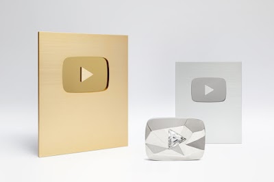 Hình ảnh minh họa về YouTube Creator Awards và các mốc người đăng ký