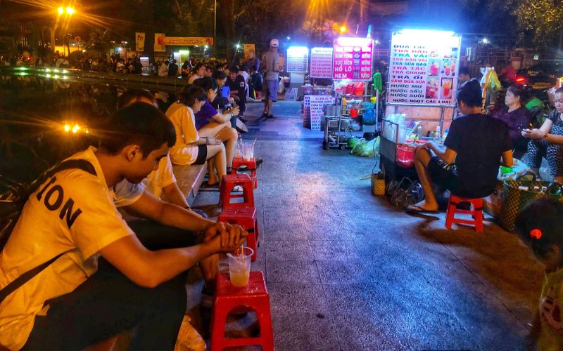 Khu ăn vặt Hồ Con Rùa