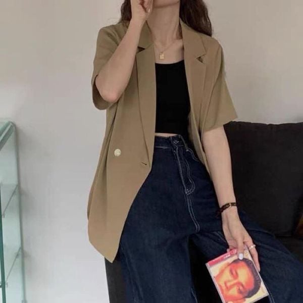 Outfit đi Huế - Áo thun trơn mix cùng blazer mỏng và quần ống đứng
