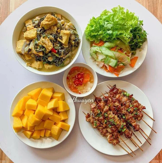 Bữa cơm gia đình đơn giản nhưng đậm đà, tiết kiệm chi phí