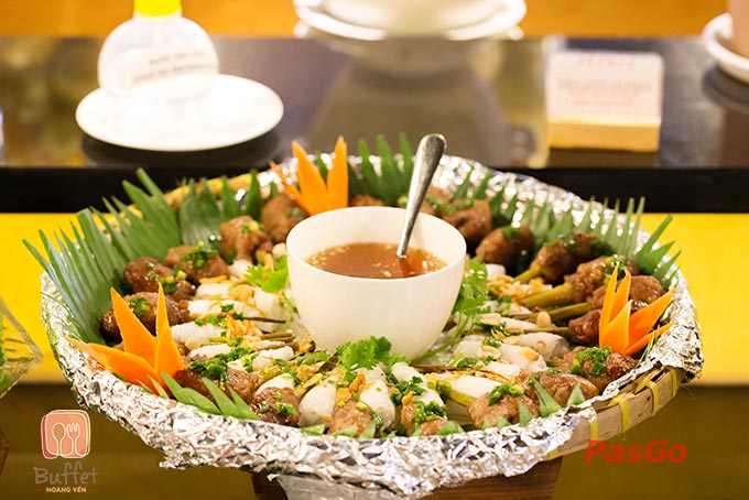 Bánh cuốn nóng ăn kèm hành phi và rau thơm