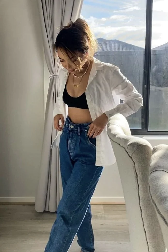 Phối quần jean ống rộng với áo bra