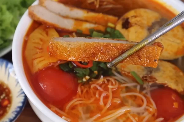 Tô bún cá ngừ chuẩn vị miền Trung với màu sắc rực rỡ và hương thơm quyến rũ