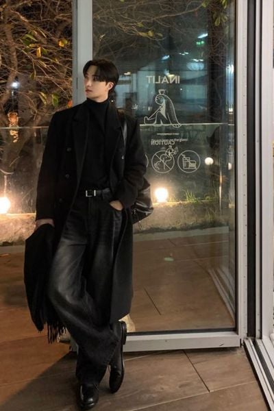 Set monochrome all-black hoặc all-navy