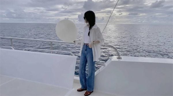 Áo sơ mi nữ phối quần jeans ống đứng