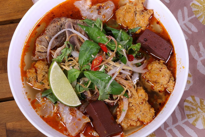 Tô bún giò heo Huế hoàn thiện, đầy đủ topping và rau sống