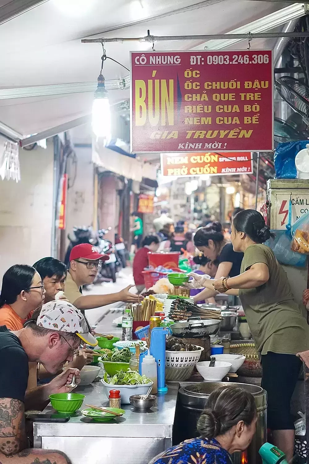 Gánh hàng và món ăn đường phố Hà Nội