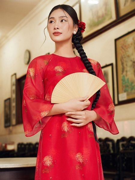 Áo dài truyền thống với sắc đỏ lộng lẫy phù hợp người mệnh Hỏa