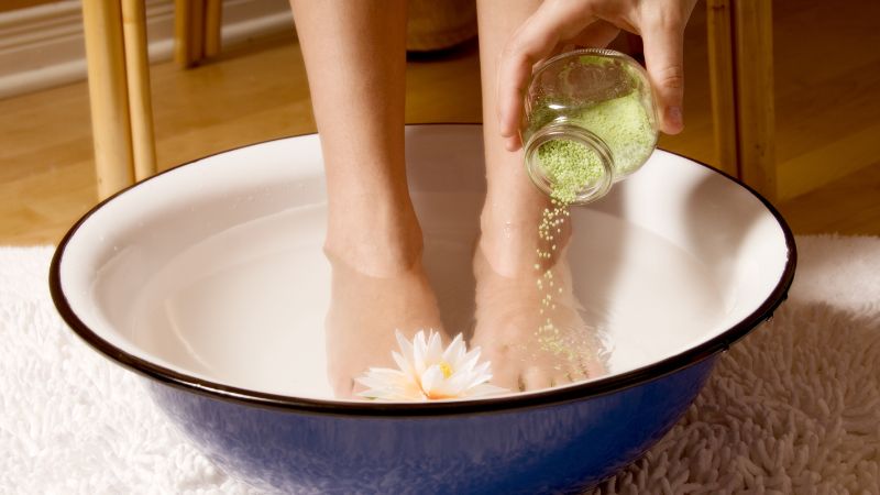 Ngâm chân nước ấm giúp giãn nở mạch máu ngoại vi và đưa tâm trí vào trạng thái thư giãn
