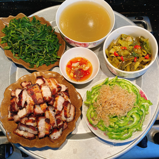 Mâm cơm Tết với bánh chưng, thịt đông và các món ăn đặc trưng