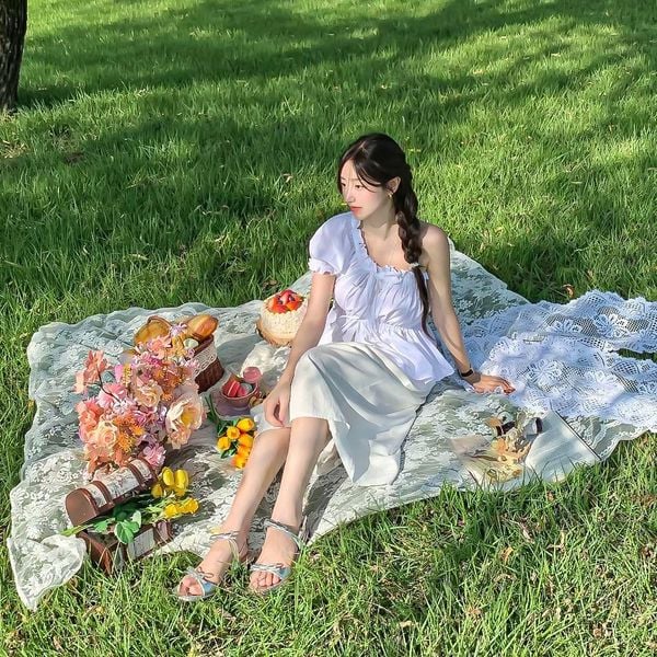 Outfit đi dã ngoại nữ mùa hè - Chọn giày và túi theo địa điểm