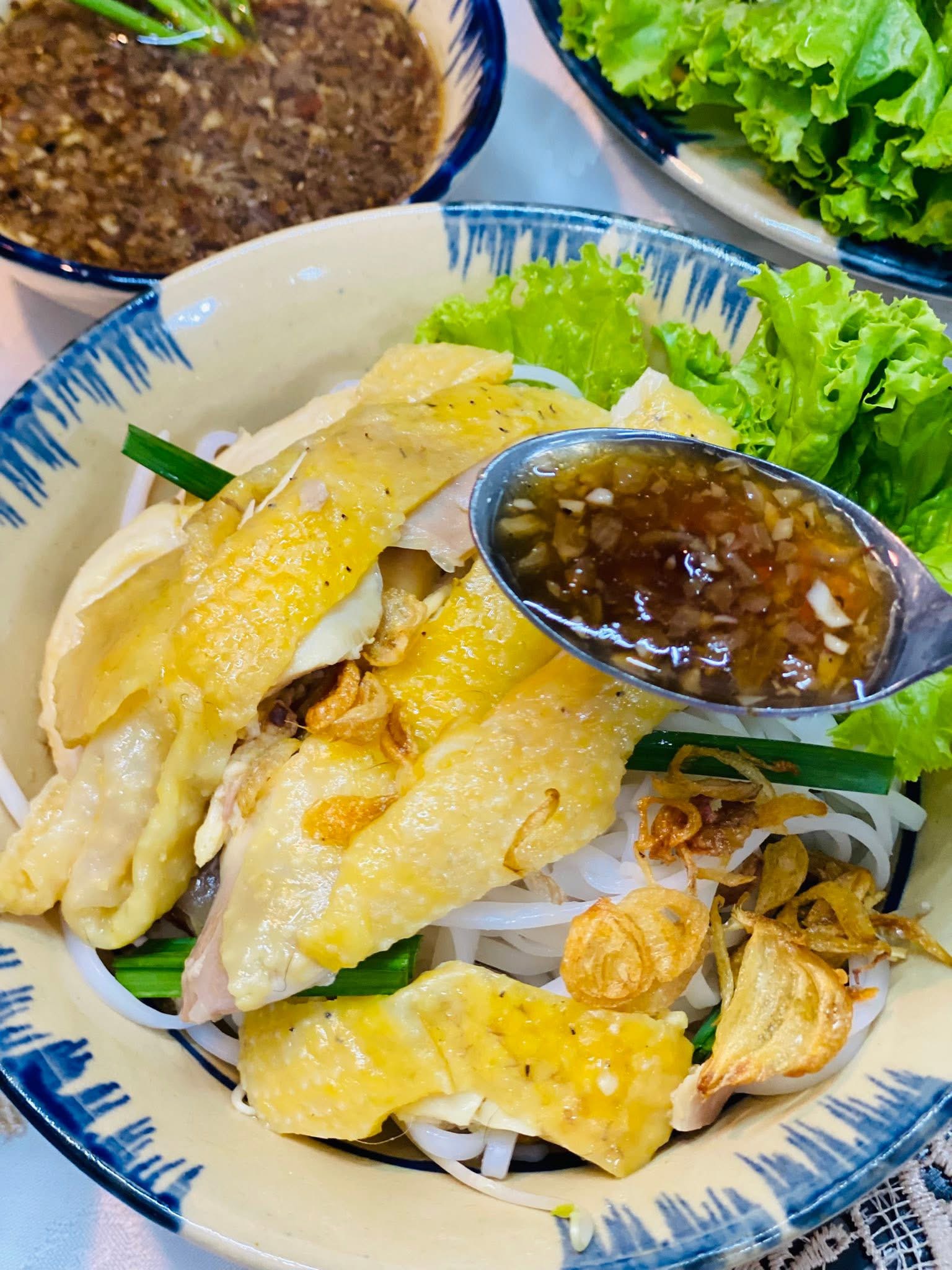 Thịt gà ta luộc chín được xé phay vừa ăn, giữ nguyên độ bóng và độ ẩm