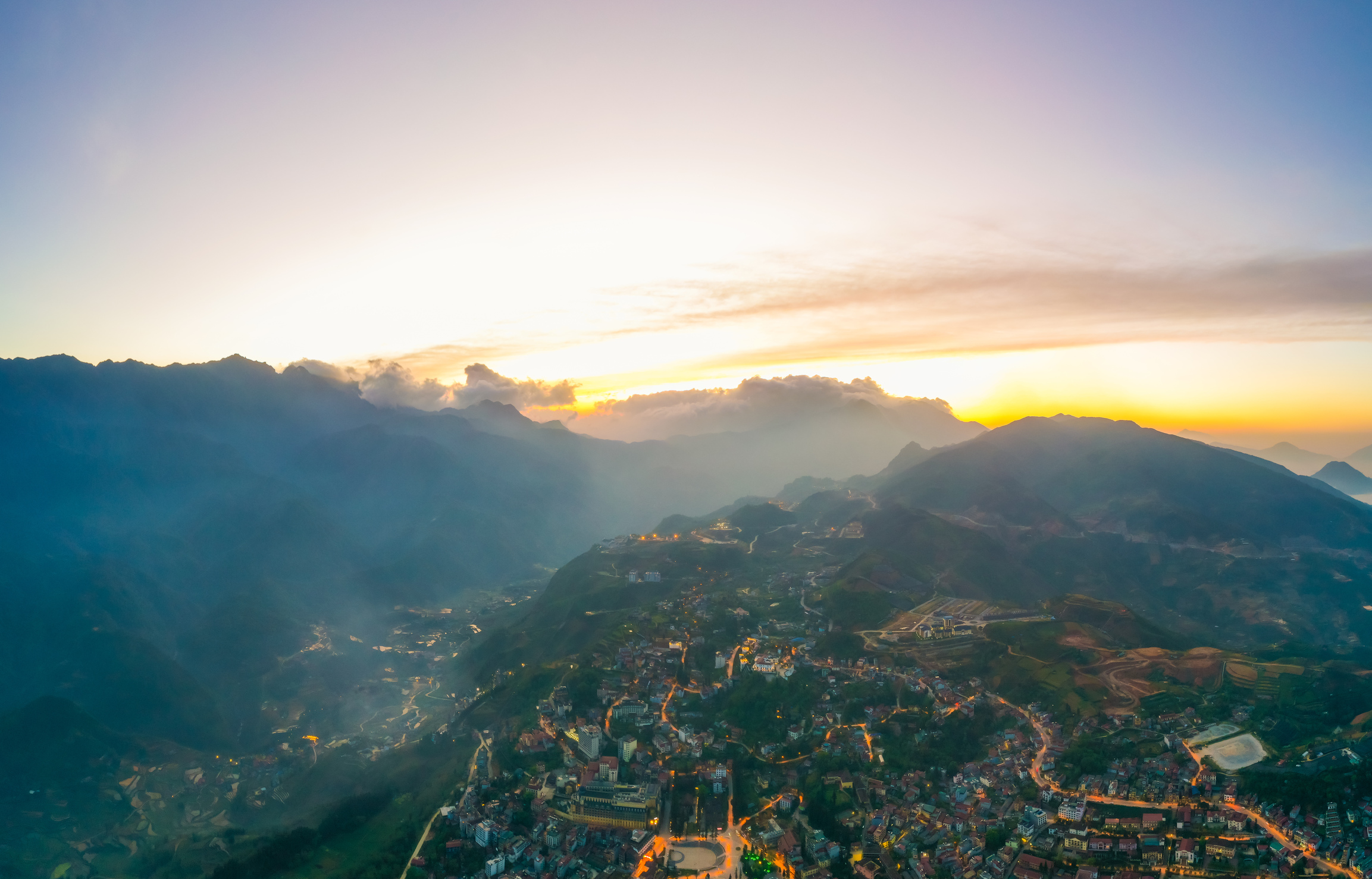 Du khách thư giãn giữa thung lũng lúa xanh mướt tại Sapa