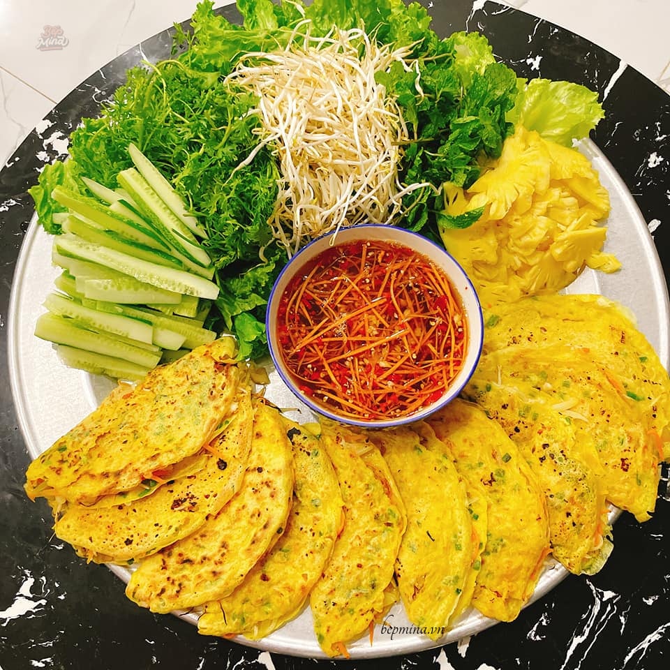 Thưởng thức bánh xèo đúng cách với rau sống và nước chấm
