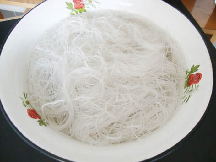 Lựa chọn bún gạo và thịt bò tươi ngon