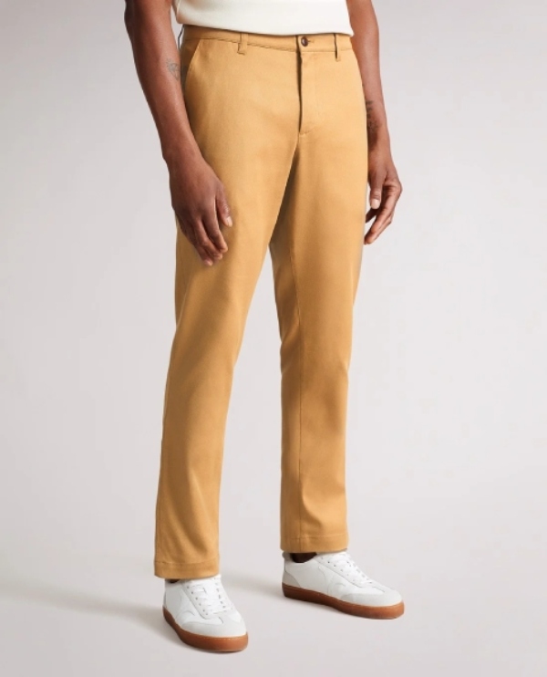 Quần jeans suông và quần kaki là item quan trọng trong outfit vintage nam