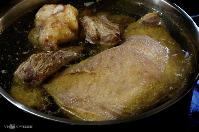 Tô phở bò Hà Nội hoàn chỉnh với rau thơm và chanh ớt ăn kèm