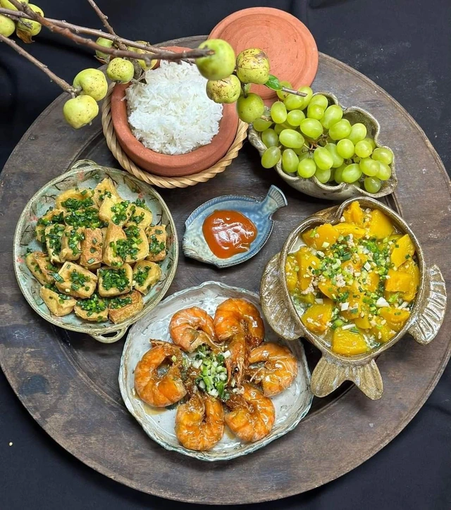 Mâm cơm gia đình ấm cúng