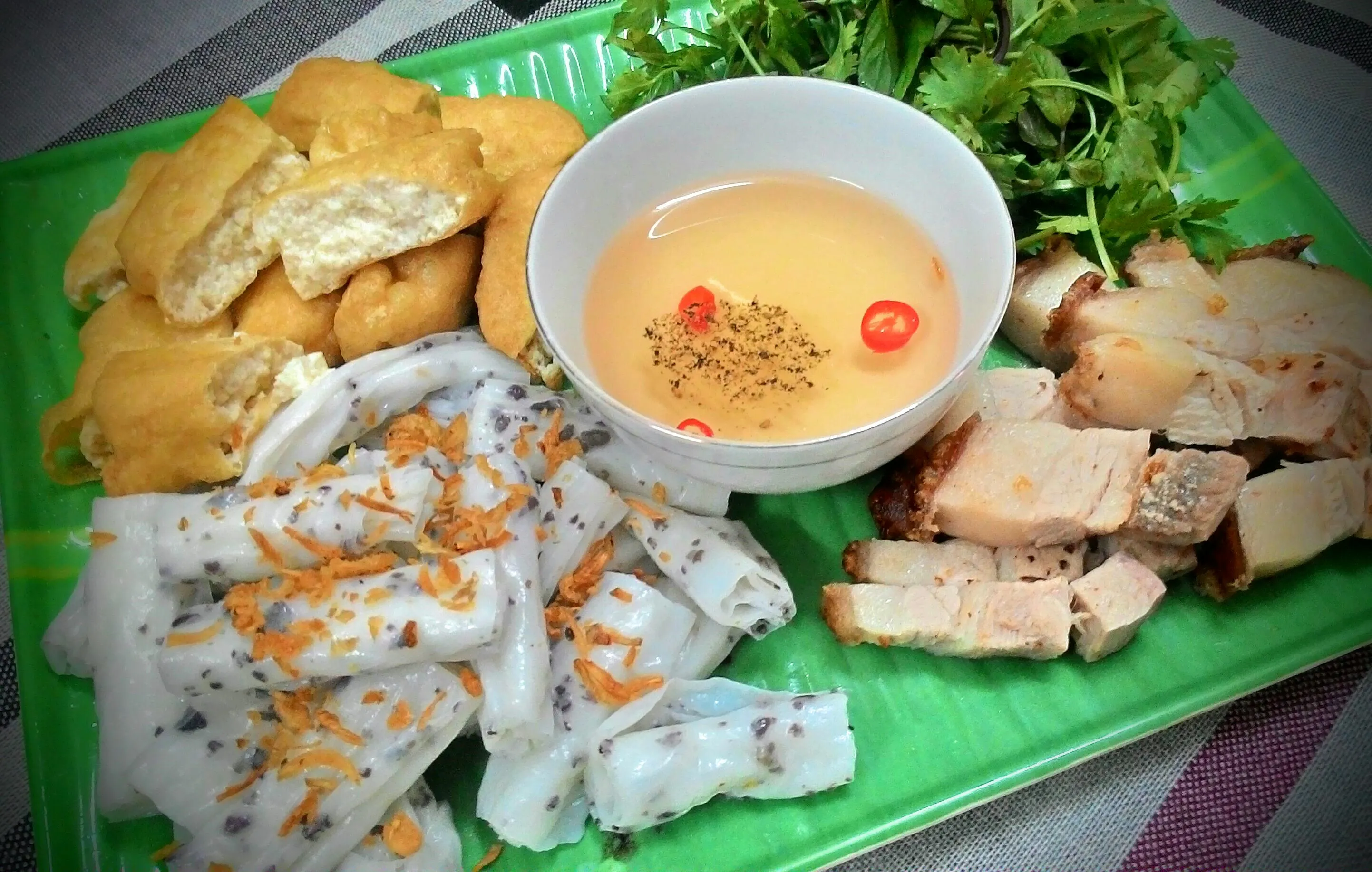 Bánh cuốn mỏng mềm, ăn cùng nước chấm và hành phi