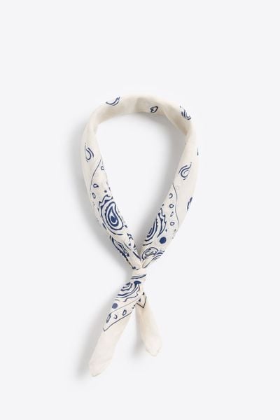 Khăn bandana có thể biến hóa linh hoạt trong nhiều kiểu phối đồ