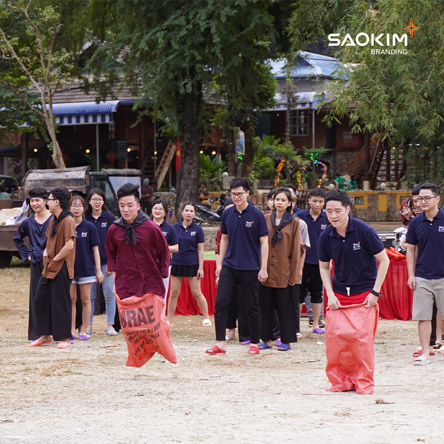 Nhà sàn và lối đi trong bản tạo điều kiện cho lịch trình chậm, phù hợp với chuyến đi cần phục hồi năng lượng