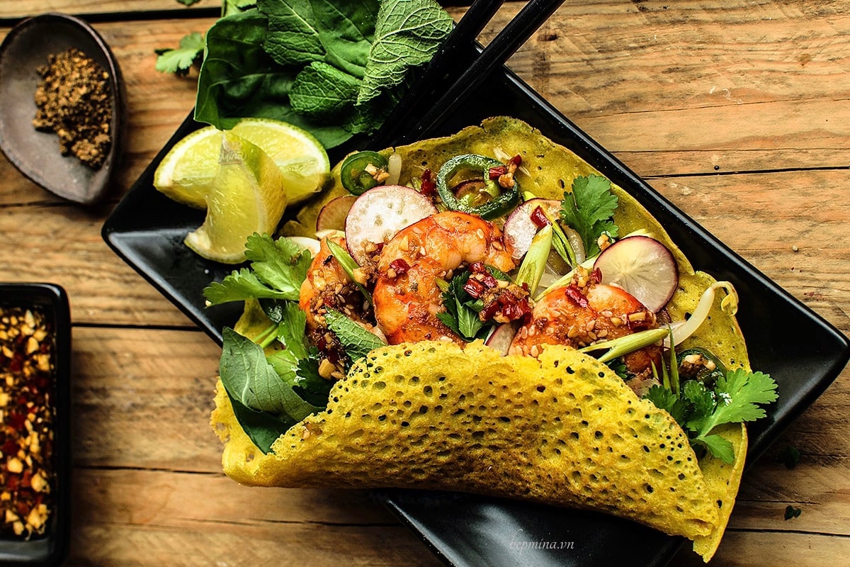 Cách đổ bánh xèo mỏng giòn đúng kỹ thuật