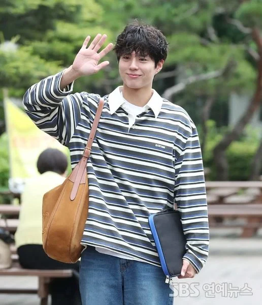 Outfit Soft boy Áo sơ mi và sweater