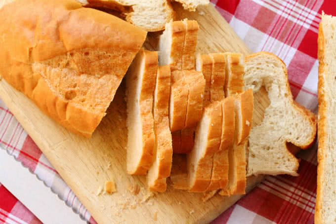 Bánh mì baguette và nguyên liệu bơ tỏi chuẩn bị cho quá trình sơ chế