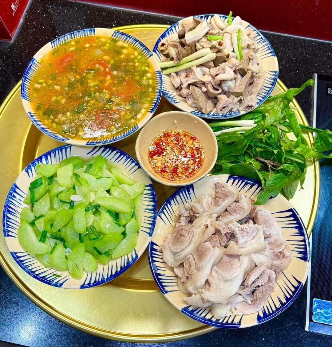 Mâm cơm gia đình Chủ Nhật ấm cúng với đủ các nhóm thực phẩm