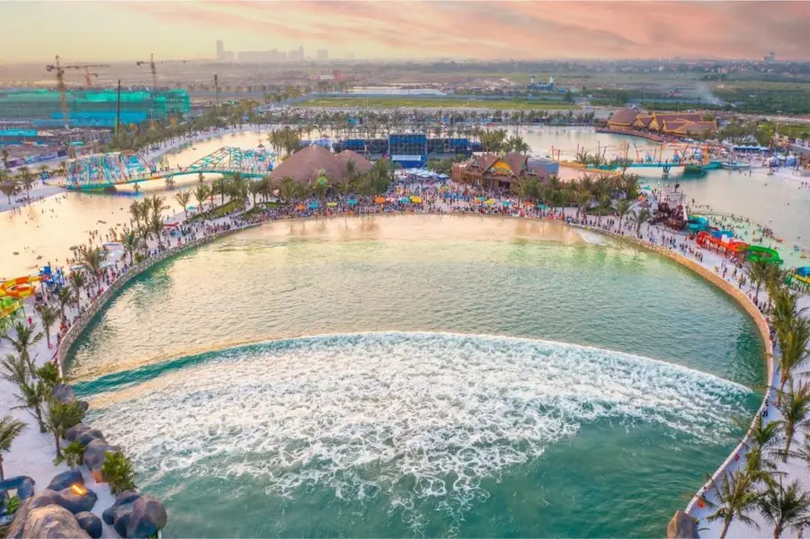 VinWonders Wave Park là địa điểm vui chơi Hà Nội có công viên sóng nhân tạo đầu tiên và lớn nhất Việt Nam