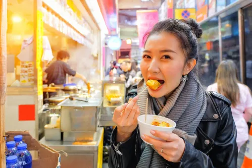 Trải nghiệm nếm thử hải sản tươi sống tại khu chợ Tsukiji nổi tiếng ở Tokyo