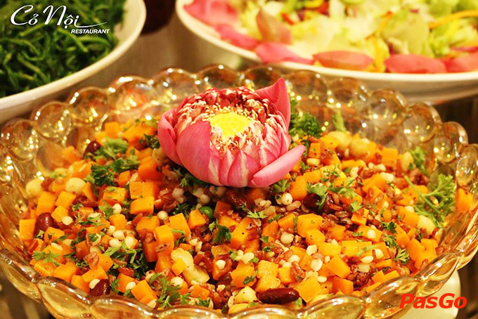 Quầy buffet chay sang trọng với đa dạng món ăn tại Cỏ Nội